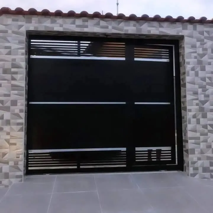 Portão em esquadrias de alumínio branco